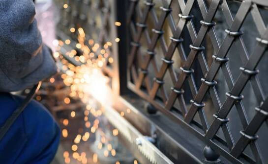 Wpływ właściwego doboru wózków na funkcjonowanie przemysłowych bram