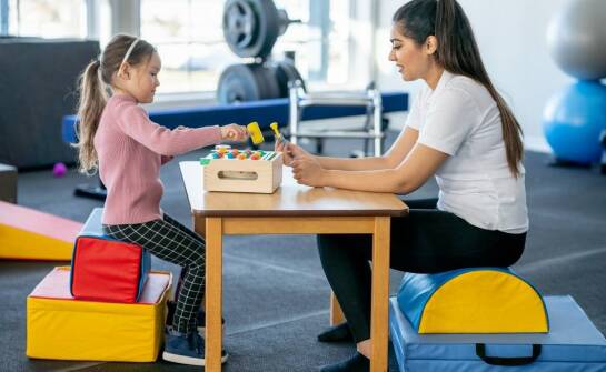 W jaki sposób terapia z SI wspiera rozwój umiejętności poznawczych u dzieci?