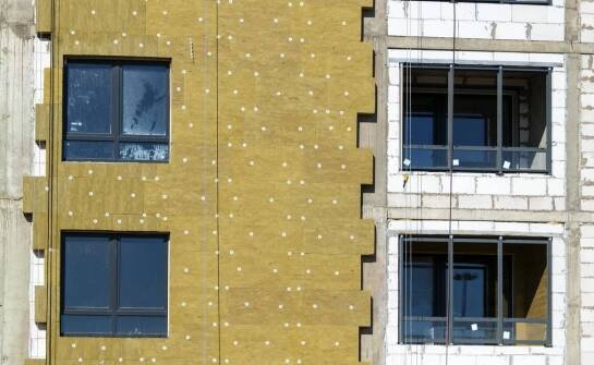 Porównanie efektywności różnych metod montażu płyt PIR na elewacjach.