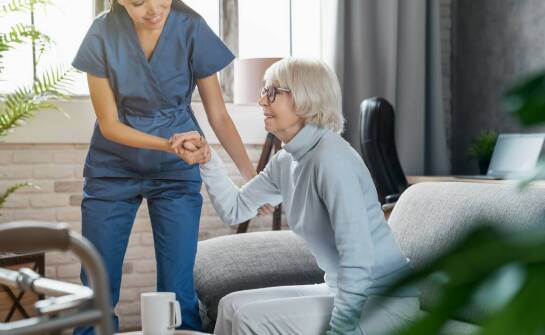 Czym charakteryzuje się profesjonalna opieka nad starszą osobą?