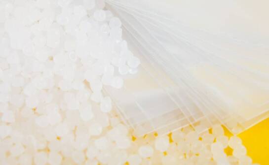 Zastosowanie polipropylenu i polietylenu w produkcji plastikowych opakowań – dlaczego są tak popularne?