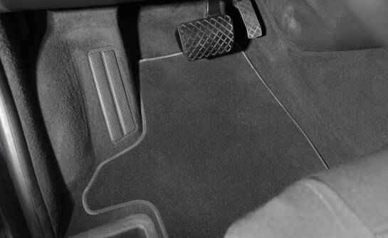 Zalety pikowanych dywaników samochodowych w ciężarówkach z automatyczną skrzynią biegów