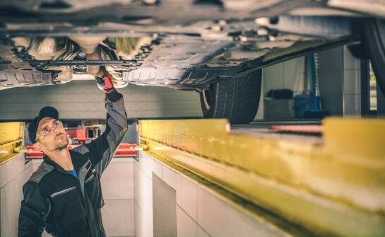 Korzyści z wykorzystania podposadzkowych podnośników w mobilnych serwisach