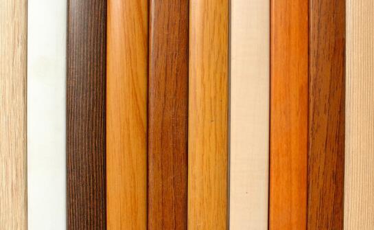 Jakie materiały dominują w produkcji okiennych osłonek na zawiasy?