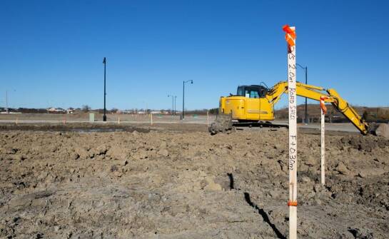 Jakie wyzwania towarzyszą tyczeniu sieci uzbrojenia terenu przez geodetę?