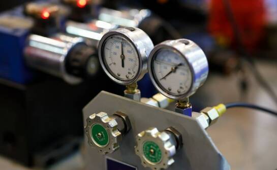 Rola zaawansowanych technologii w monitorowaniu pracy hydraulicznych zasilaczy