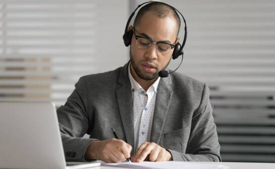 Tłumaczenia symultaniczne – ich rola w komunikacji międzynarodowej