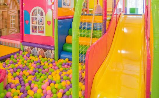 Znaczenie placu zabaw dla rodzin z dziećmi przy sali weselnej
