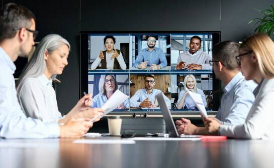 Jakie są zalety korzystania z usług konferencyjnych wielojęzycznych?