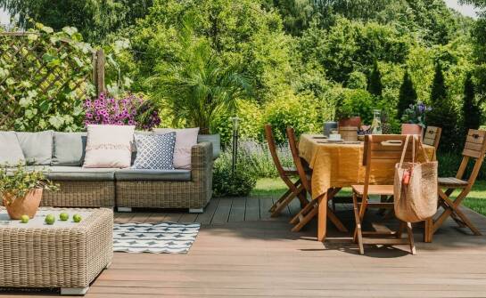 Wybór odpowiednich desek tarasowych do zewnętrznej przestrzeni – na co zwrócić uwagę?