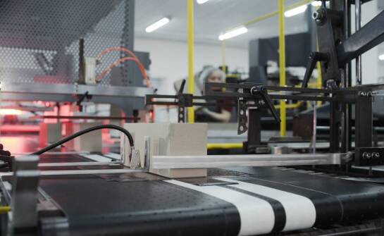 Efektywność taśm z nadrukiem pakowych w procesach produkcyjnych