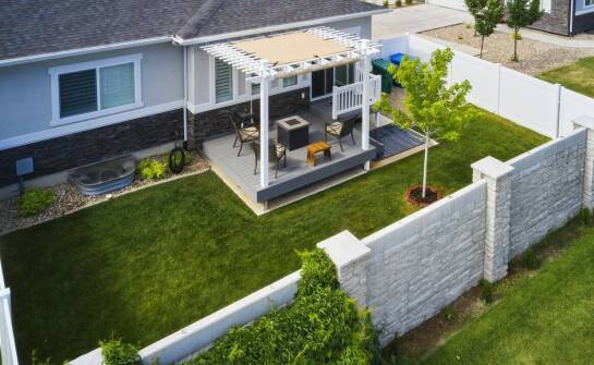 Jak dopasować kolory posesyjnych ogrodzeń do otoczenia domu?