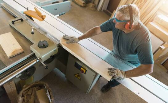 Serwis i techniczne wsparcie dla użytkowników czterostronnych strugarek: co warto wiedzieć?