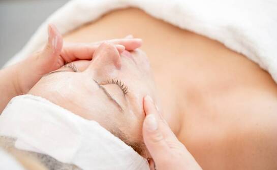 Jak naturalne składniki w liftingującej masce wpływają na cerę?