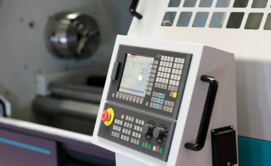 Jakie są najważniejsze cechy maszyn do obróbki stalowych profili dla dużych zakładów?