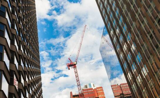 Jak montaż windy w istniejącym budynku wpływa na codzienne funkcjonowanie dla mieszkańców?
