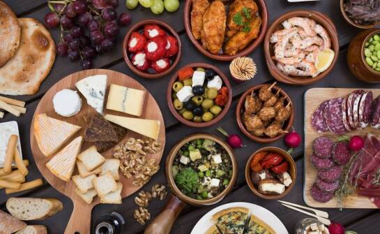 Jakie napoje najlepiej komponują się z daniami międzynarodowej kuchni?