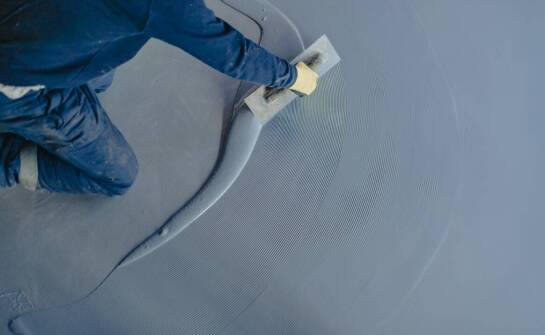 Zaprawa wyrównująca a poprawa jakości wykończenia ścian.