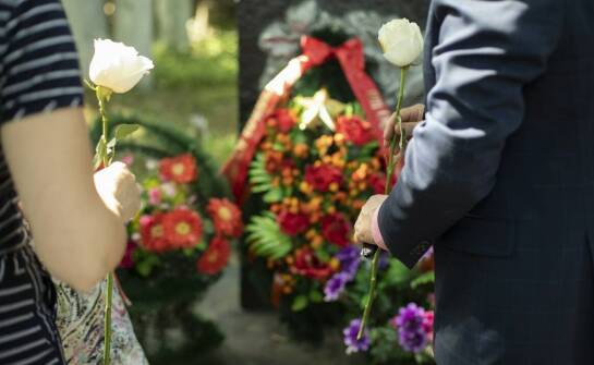 Wieńce pogrzebowe: jak dobrać kształt i rozmiar?