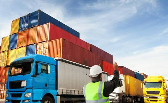 Znaczenie terminowości dostaw hakowych kontenerów z plandeką dla zachowania ciąg łości procesów logistycznych