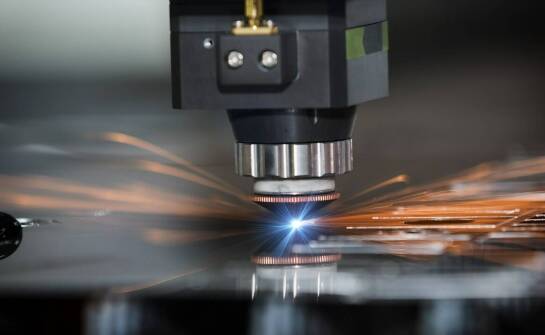 Jak laserowe cięcie wpływa na precyzję wykonania hakowych platform?