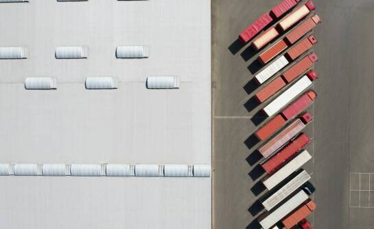 Jak sztaplowanie kontenerów zwiększa pojemność do składowania?