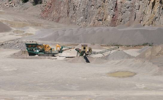 Jak asymetryczne muldy wspierają transport surowców w przemyśle?