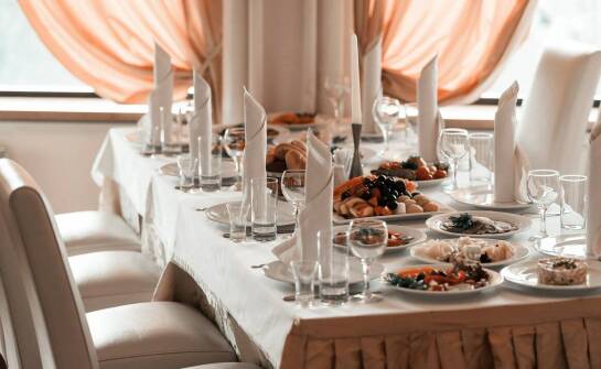 Jak łączyć kulinaria z aranżacją przestrzeni podczas okolicznościowych przyjęć?