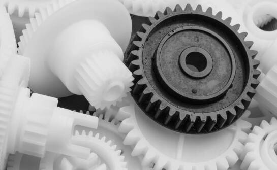 Skomplikowane plastikowe elementy: jak producent detali z tworzyw sztucznych radzi sobie z wyzwaniami?