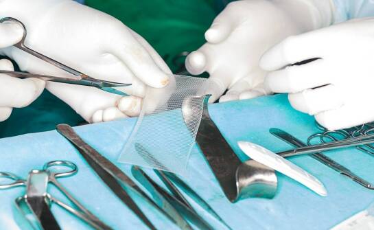 Jakie zastosowania ma włókninowy przylepiec w placówkach medycznych?