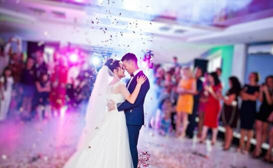 Wypożyczalnia oświetlenia na imprezy: Jakie są najnowsze trendy?