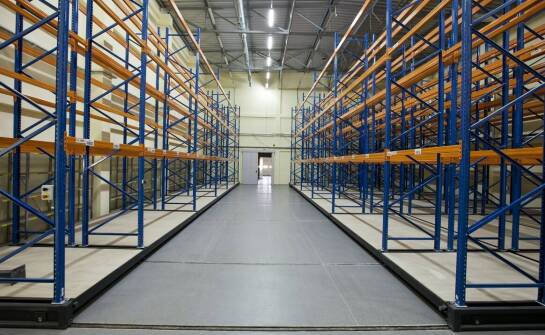 Rola przemysłowych posadzek w ochronie przed poślizgiem i upadkiem