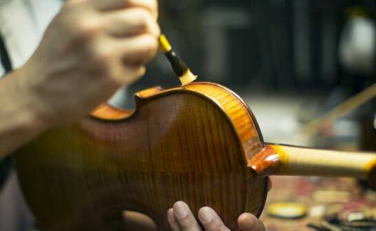 Jak rozwijać muzyczną kreatywność poprzez grę na skrzypcach?