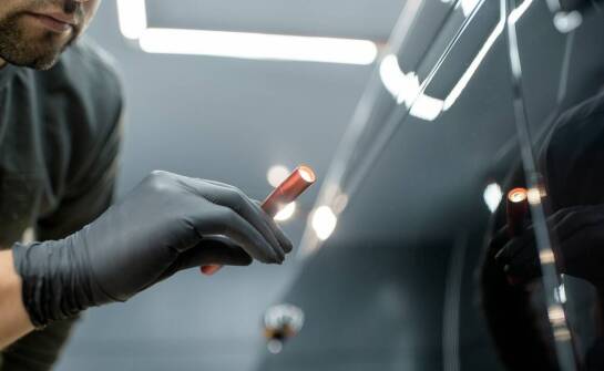 Jak wybrać odpowiednią usługę do wyciągania wgniotek dla swojego auta?