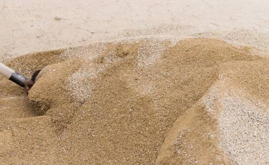 Dlaczego warto wybrać piasek w workach do wyrównywania terenu