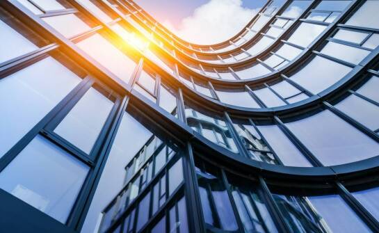 Jakie są korzyści z instalacji aluminiowych okien w budynkach komercyjnych?