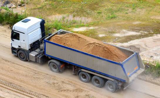 Transport piasku a optymalizacja kosztów budowy