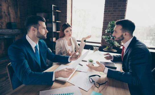 Jak ustalić optymalną cenę sprzedaży mieszkania na Białołęce z pomocą biura?