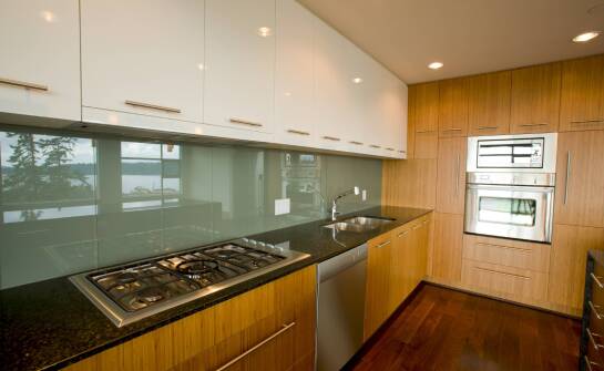 Zalety szklanych paneli w nowoczesnej kuchni