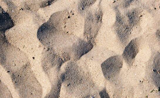 Jak właściwości mechaniczne piasku do piaskarki wpływają na jego zastosowanie?