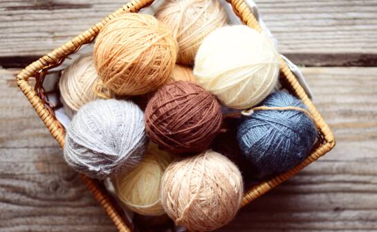 Zastosowanie 100% wełny włóczki w tworzeniu modnych dodatków