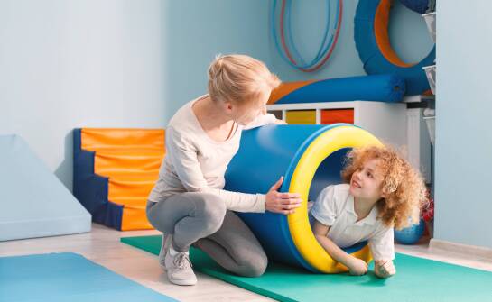 Jak angażujące zabawy wspierają rozwój ruchowej koordynacji?