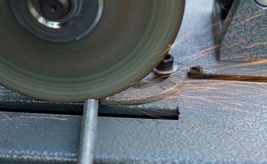 Jakie są najważniejsze cechy użytkowe kłowych szlifierek?