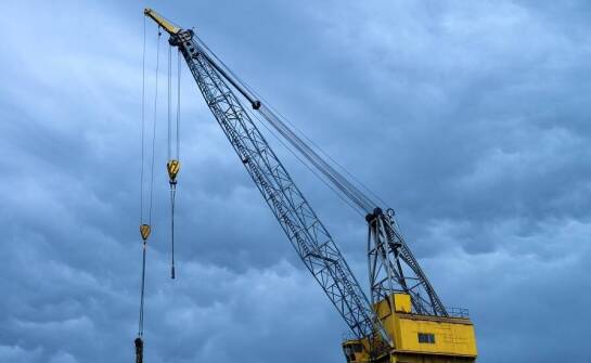 Jak stacjonarny dźwig wpływa na efektywność załadunku kontenerów?