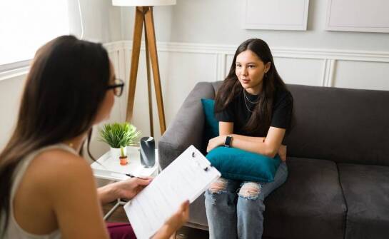 Jak terapeutyczne sesje pomagają w rozwijaniu umiejętności interpersonalnych?