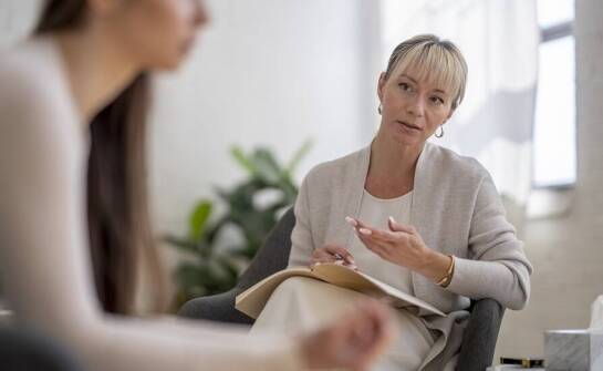 Jak indywidualna psychoterapia w Warszawie wspiera walkę z depresją?