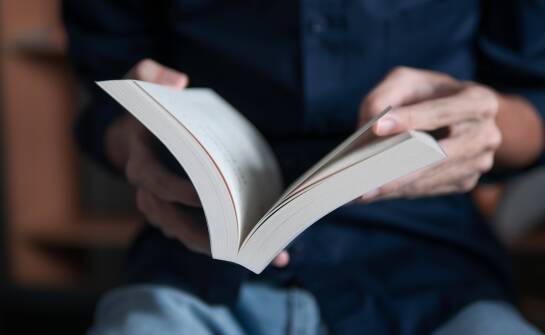 Jak literatura na temat terapii humanistycznej wspiera zrozumienie emocji?