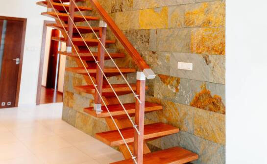 Balustrady na wewnętrzne schody – jak połączyć estetykę z funkcjonalnością?