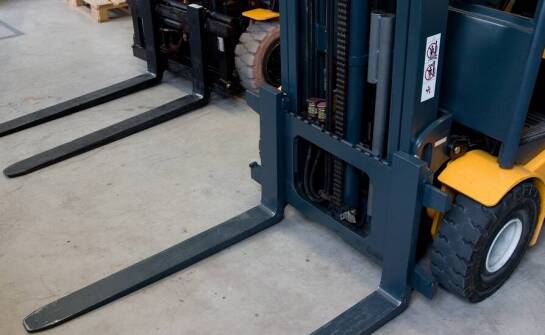 Zalety wyboru wynajmu sztaplarek w porównaniu do zakupu