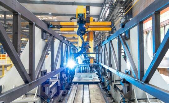 Jak stalowe konstrukcje wpływają na efektywność systemów transportowych przemysłowych?